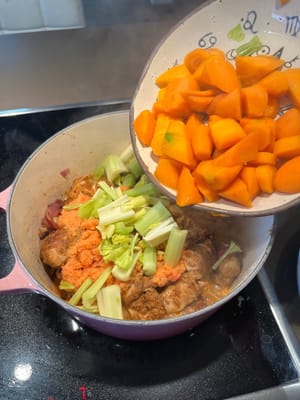 同时倒入备好的鸡肉。所有的材料。适量的盐。全部一起翻炒。