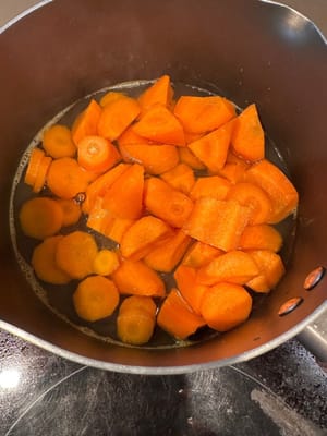 再将一部分红萝卜煮10分钟捞起备用。