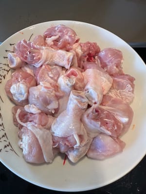 鸡腿斩小段。