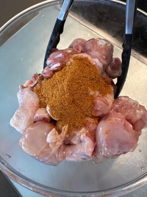 生抽，生粉，盐，料酒，印度咖喱粉一起抓拌均匀。