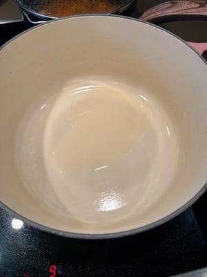 上锅放油。油热倒入 备好的洋葱。