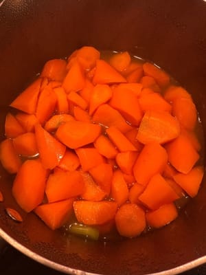 同时倒入备好的鸡肉。所有的材料。适量的盐。全部一起翻炒。