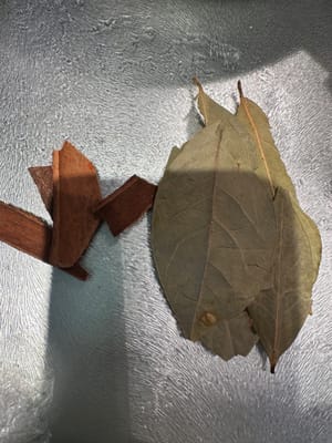 同时倒入备好的鸡肉。所有的材料。适量的盐。全部一起翻炒。