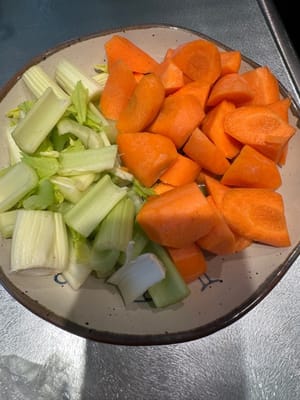 芹菜200g.，红萝卜300g.，分两种用途。