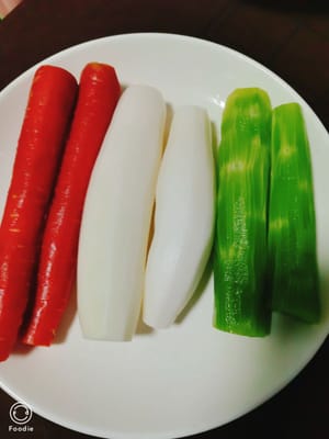 Kunci untuk membuat kimchi ini adalah kombinasi bahan-bahannya (lobak putih yang sudah dikupas, wortel, selada, dan beberapa bahan lainnya yang dipadukan bersama tidak hanya membuatnya terlihat bagus tetapi juga rasanya lebih enak).