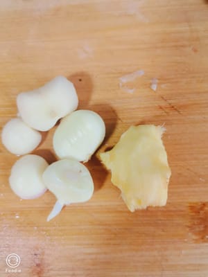 20 gram jahe dan 20 gram bawang putih masing-masing