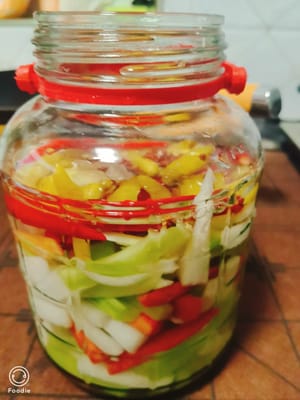 Tutup rapat dan simpan selama tiga hingga empat jam. Ini akan memungkinkan bumbu meresap. Mulai sekarang, jika Anda ingin makan kimchi, Anda tidak perlu membelinya lagi. Anda bisa membuatnya sendiri di rumah dan akan tahan lama. Teksturnya renyah, asam, dan sangat lezat.