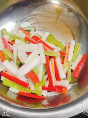 Waktu habis, lihat betapa banyak cairan yang keluar dari lobak! Pada tahap ini, jangan sekali-kali mencucinya dengan air, jika tidak lobak tidak akan tahan lama.