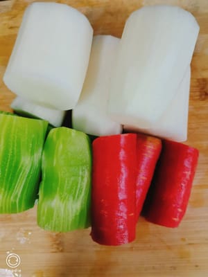 Pertama, potong menjadi beberapa bagian dengan panjang yang kurang lebih sama, kemudian potong menjadi irisan tebal, dan terakhir potong menjadi potongan memanjang.