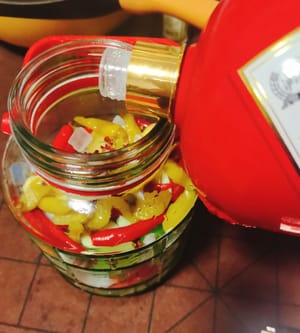 Tambahkan beberapa cabai merah kecil, air rendaman cabai, merica Sichuan kering, gula batu, cuka putih, dan anggur putih. Kemudian tuangkan air dingin yang sudah dididihkan, pastikan permukaan air tidak menutupi bahan-bahan tersebut.