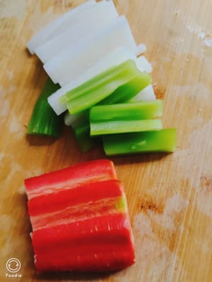 Pertama, potong menjadi beberapa bagian dengan panjang yang kurang lebih sama, kemudian potong menjadi irisan tebal, dan terakhir potong menjadi potongan memanjang.