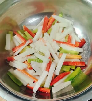 Setelah dipotong, masukkan ke dalam mangkuk besar dan rendam. Tambahkan sedikit garam, lebih dari dua kali lipat jumlah yang digunakan untuk menumis, dan sedikit gula pasir. Garam dapat dengan cepat mengeluarkan kelembapan dari lobak, dan gula pasir dapat membuat lobak lebih renyah dan menyegarkan. Gunakan sarung tangan tipis dan rendam selama 30 menit.