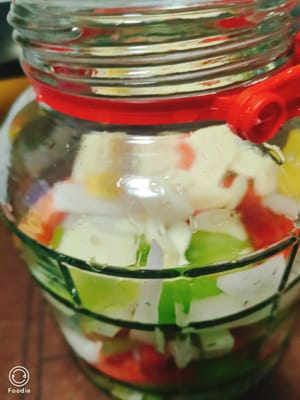 Cukup peras air berlebih dan masukkan ke dalam toples kaca. Dengan cara ini, jahe dan bawang putih tidak akan basi hingga Tahun Baru. Selanjutnya, tambahkan irisan jahe dan bawang putih yang telah disiapkan.