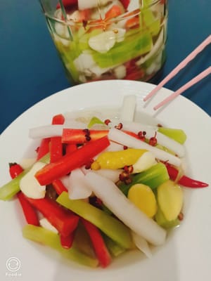 Beberapa jam telah berlalu, dan bumbu telah meresap ke dalam marinasi. Hasilnya renyah dan menyegarkan, sangat cocok sebagai camilan.