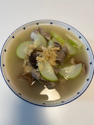 La soupe aux côtes de porc et au melon d'hiver est prête