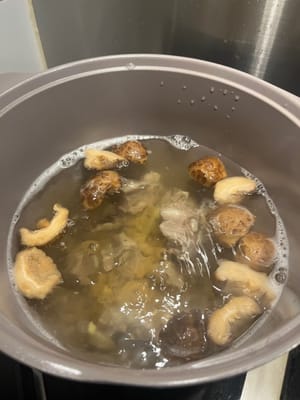 Portez l'eau à ébullition et ajoutez les côtes lavées