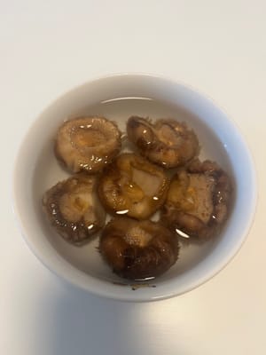 Lavez et faites tremper les champignons dans de l’eau propre jusqu’à ce qu’ils soient tendres.