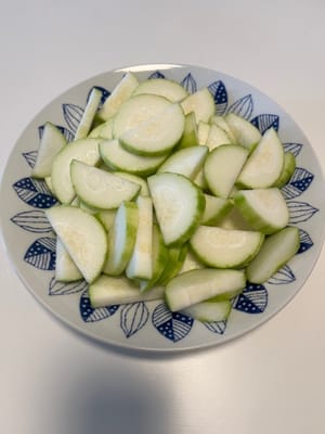 Couper les courgettes en rondelles