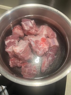 Mettre l'eau froide dans la casserole dans les côtes