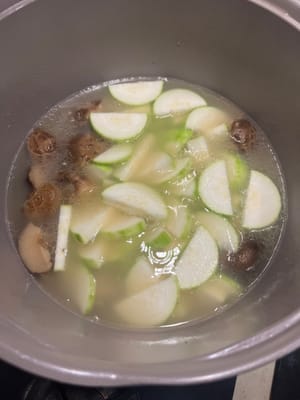 Enfin, versez le melon d'hiver haché dans la casserole et ajoutez du sel pendant 5 minutes