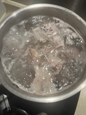 Après que l'eau bout pendant 2 minutes, versez les côtes