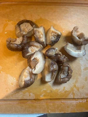 Couper les champignons en deux