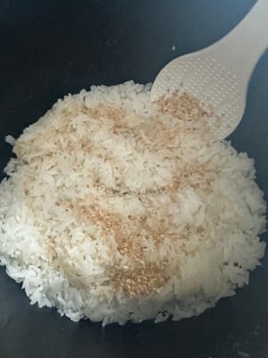 เริ่มต้นด้วยการหุงข้าวในหม้อหุงข้าว เมื่อเสร็จแล้ว ให้ใส่ส่วนผสมที่ต้องการลงไป แล้วคนให้เข้ากันดี