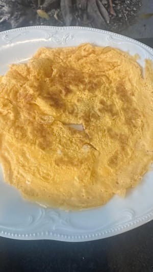 นำไปทอดในกระทะจนเป็นแผ่นไข่ แล้วหั่นเป็นชิ้นบางๆ พักไว้สำหรับใช้ในภายหลัง