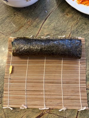 ม้วนสาหร่ายโนริให้เป็นรูปทรงแบบนี้