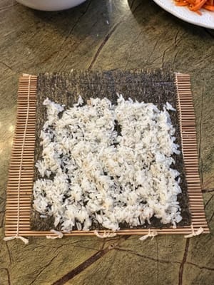 ใส่ข้าวลงไปเป็นชั้นบางๆ โดยเว้นด้านบนไว้ประมาณ 3 เซนติเมตร