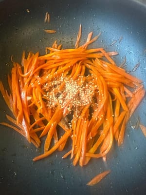 เมื่อแครอทนิ่มและสุกแล้ว ให้โรยงาขาวลงไป พักไว้ก่อน