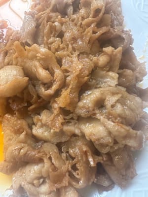 เมื่อปรุงสุกแล้ว ให้ตักใส่จานพักไว้เพื่อเตรียมจัดเสิร์ฟ