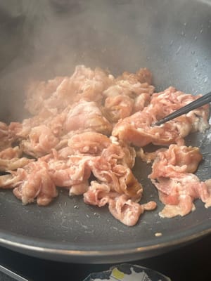 หลังจากนั้น นำเนื้อที่หั่นไว้ไปผัดในกระทะ แล้วใส่พริกป่นและโกชูจัง ตามด้วยน้ำตาล ซอสถั่วเหลือง พริกไทยขาว และเหล้าข้าว