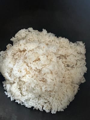 เริ่มต้นด้วยการหุงข้าวในหม้อหุงข้าว เมื่อเสร็จแล้ว ให้ใส่ส่วนผสมที่ต้องการลงไป แล้วคนให้เข้ากันดี