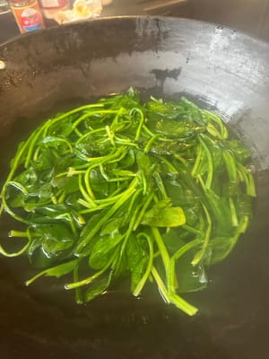 สำหรับการเตรียมผักโขม ให้ลวกในน้ำเดือดประมาณ 1 นาที นำออกมาแล้วบีบผักโขมเพื่อเอาส่วนเกินของน้ำออก