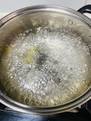 Blanching Tips: Bring water to a boil in a pot. Add 1 tablespoon of salt, 1 tablespoon of cooking oil, and 1.5 tablespoons of white vinegar. Add the soaked lotus root and cook for 2 minutes before removing from the water. This step is crucial for cooking the lotus root thoroughly while retaining its crispness.