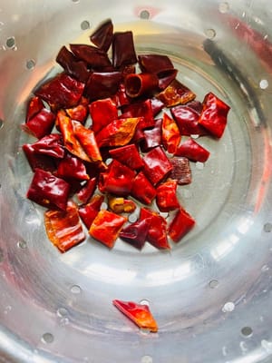 Prepare the spicy ingredients. Cut the dried chili shells into small pieces. Rinse and drain the Sichuan peppercorns.