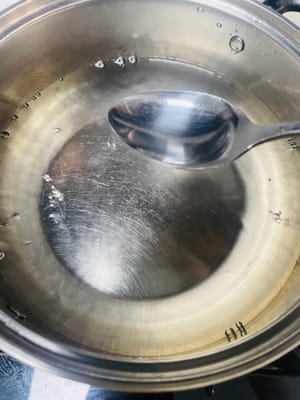 Soaking lotus roots to prevent oxidation

Find a large container, pour 1.5 tablespoons of white vinegar, add some water, and soak the diced lotus roots for 10 minutes. This will keep them white and crisp without turning black.