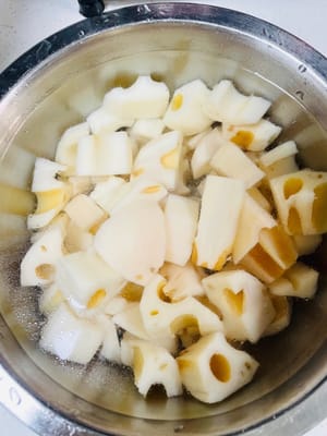 Chilling makes it crispier.
Drain the cooked lotus root and immediately soak it in cold water. Make sure it cools completely. This way, the lotus root will be crispy and crunchy when you bite it.