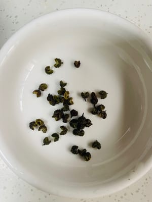 Prepare the spicy ingredients. Cut the dried chili shells into small pieces. Rinse and drain the Sichuan peppercorns.