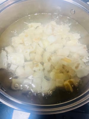 Blanching Tips: Bring water to a boil in a pot. Add 1 tablespoon of salt, 1 tablespoon of cooking oil, and 1.5 tablespoons of white vinegar. Add the soaked lotus root and cook for 2 minutes before removing from the water. This step is crucial for cooking the lotus root thoroughly while retaining its crispness.