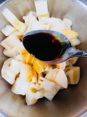 Prepare the base flavor of the diced lotus root. Drain the cooled lotus root and place in a large bowl. Add light soy sauce, oyster sauce, aged vinegar, and sugar. Stir well to prepare the base flavor.