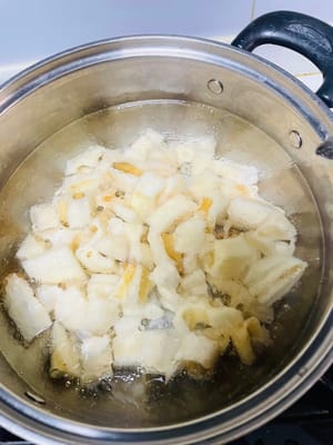 Soaking lotus roots to prevent oxidation
Find a large container, pour 1.5 tablespoons of white vinegar, add some water, and soak the diced lotus roots for 10 minutes. This will keep them white and crisp without turning black.