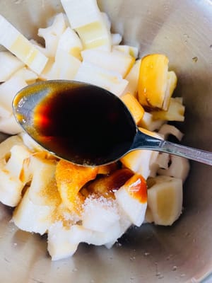 Prepare the base flavor of the diced lotus root. Drain the cooled lotus root and place in a large bowl. Add light soy sauce, oyster sauce, aged vinegar, and sugar. Stir well to prepare the base flavor.