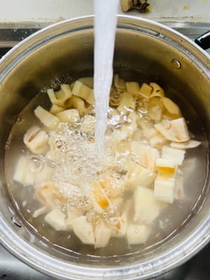 Prepare the Diced Lotus Root
Wash the lotus root, peel it with a paring knife, and dice it into small pieces about 1 cm in size. Rinse the dices with clean water to remove any starch from the surface.
Choose lotus roots with both ends intact to prevent mud from getting into the pores.
