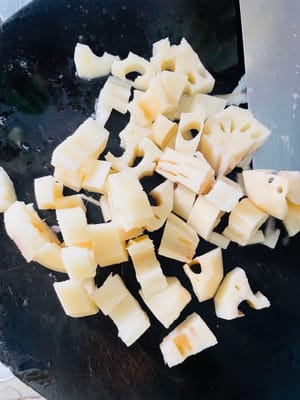 Prepare the Diced Lotus Root
Wash the lotus root, peel it with a paring knife, and dice it into small pieces about 1 cm in size. Rinse the dices with clean water to remove any starch from the surface.
Choose lotus roots with both ends intact to prevent mud from getting into the pores.