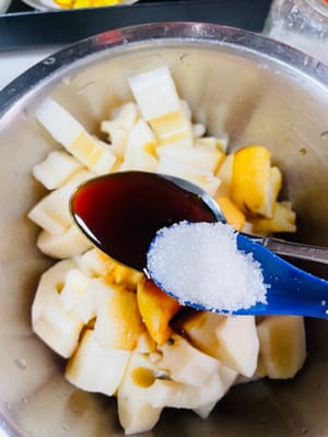 Prepare the base flavor of the diced lotus root. Drain the cooled lotus root and place in a large bowl. Add light soy sauce, oyster sauce, aged vinegar, and sugar. Stir well to prepare the base flavor.