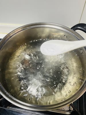 Blanching Tips: Bring water to a boil in a pot. Add 1 tablespoon of salt, 1 tablespoon of cooking oil, and 1.5 tablespoons of white vinegar. Add the soaked lotus root and cook for 2 minutes before removing from the water. This step is crucial for cooking the lotus root thoroughly while retaining its crispness.