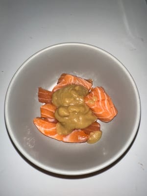 徹底擦洗並醃製三文魚