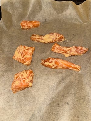 將三文魚放在焗盤上，擦去多餘的味噌醬汁。放入焗爐，以200°C焗10分鐘（如果三文魚切得較大，則焗12-15分鐘）。